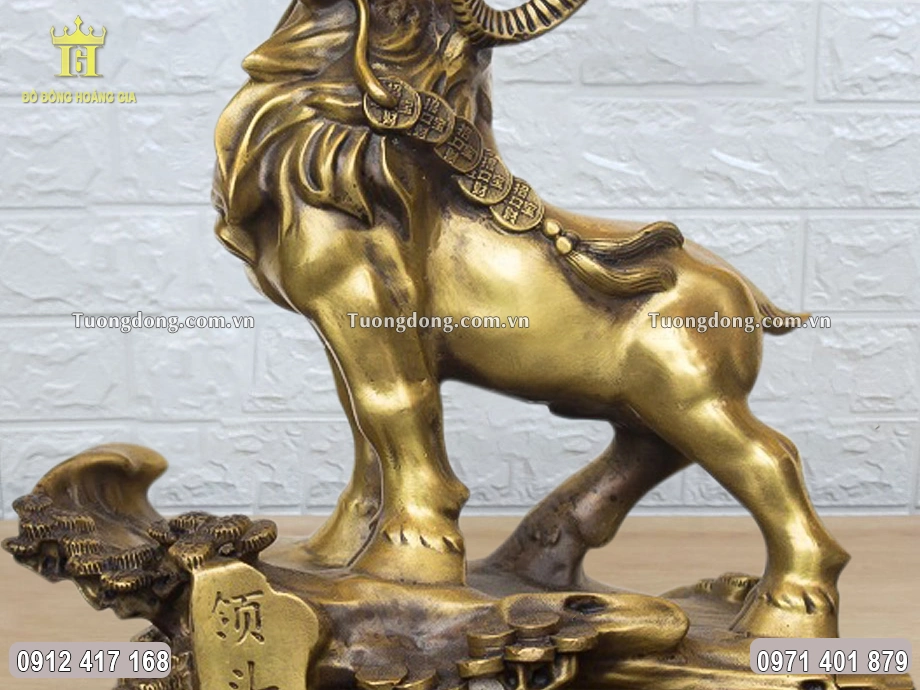 Cành tùng tươi tốt mang ý nghĩa trường thọ